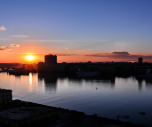Scopri di più sull'articolo Minicrociera al tramonto a Taranto tra mare, musica  e stelle