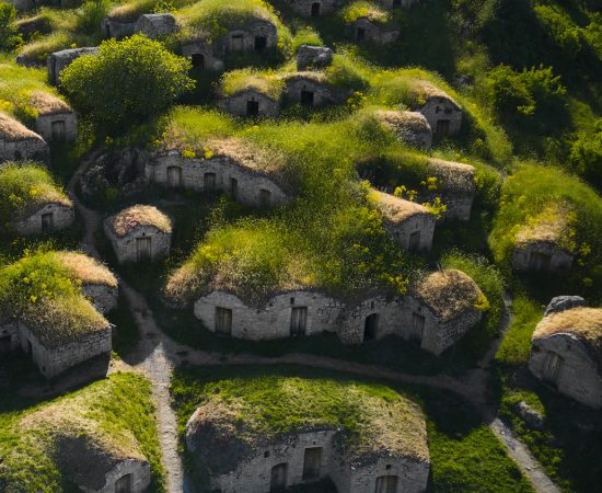 I palmenti di Pietragalla sono un’icona della civiltà contadina. Sono stati costruiti nel 1500 dai francesi della Provenza. Uno spettacolare paesaggio da fiaba che è possibile osservare in Provenza e nel Nord Europa.