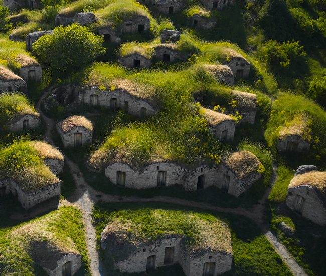 The Stages of Pietragalla I palmenti di Pietragalla sono un’icona della civiltà contadina. Sono stati costruiti nel 1500 dai francesi della Provenza. Uno spettacolare paesaggio da fiaba che è possibile osservare in Provenza e nel Nord Europa.